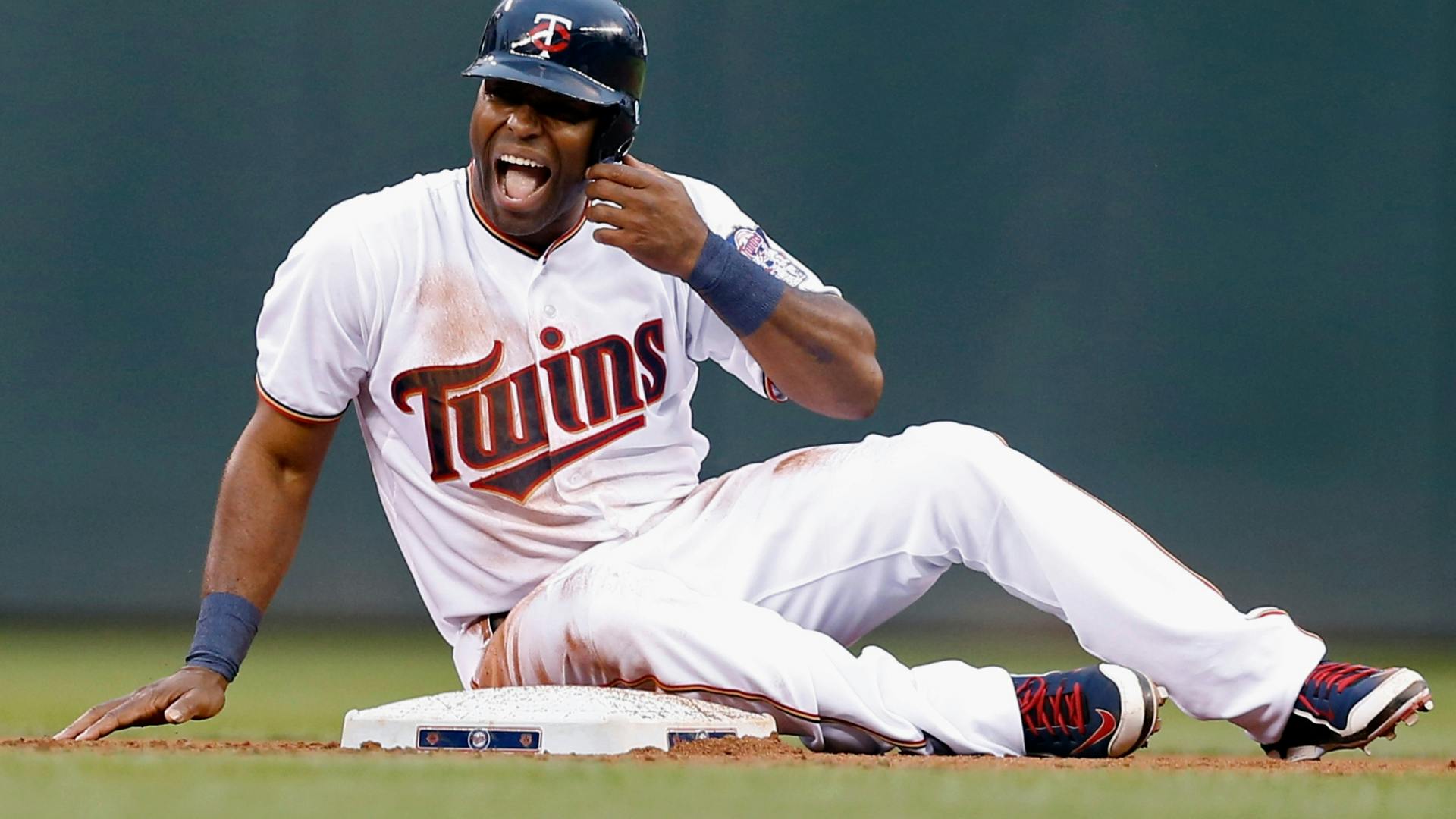 Twins right fielder Torii Hunter says he had Billy Butler's popup in his glove, but running into the wall jarred it loose Monday, and Butler drive home a run on the next pitch.