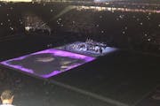 Show stopper: Orchestra plays 'Purple Rain' at Vikings halftime