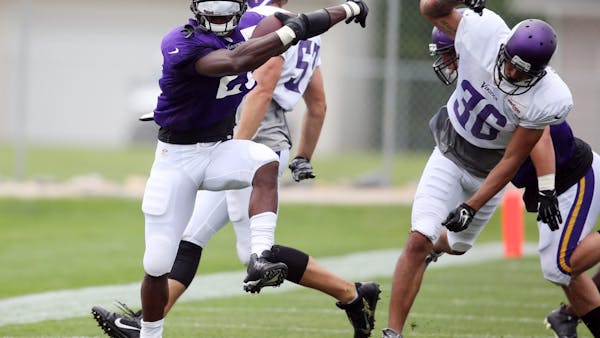 Vikings, Adrian Peterson suit up in pads