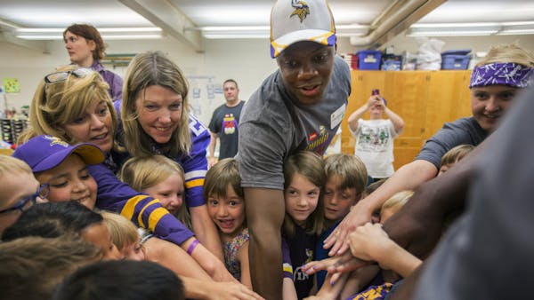 Vikings players help local elementary school