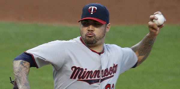 Santiago finally wins a game with the Twins