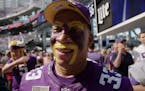 Vikings fans fill new stadium, help work out the kinks