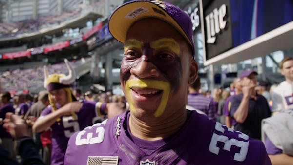Vikings fans fill new stadium, help work out the kinks
