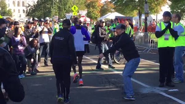 Watch Dominic Ondoro break Twin Cities Marathon record