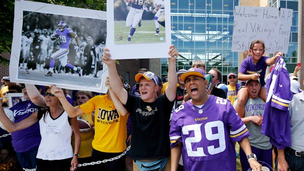 Adrian Peterson welcomed by Vikings fans at training camp