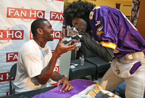 From the weekend: Randy Moss signs at Ridgedale