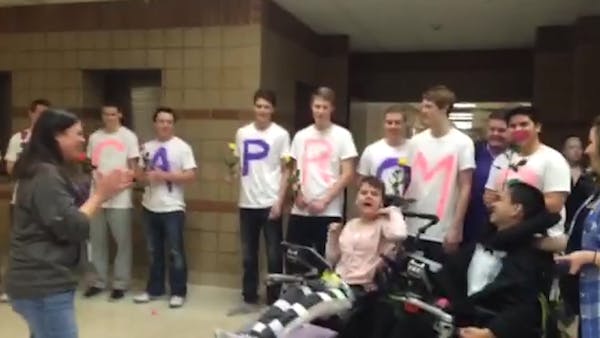 Red Wing basketball team helps with prom proposal