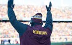 Gophers use clock well against Illinois at end of first half