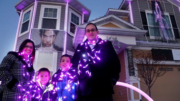 10,000 purple lights: Minnesota family honors Prince with holiday display