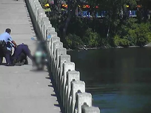 Minneapolis police rescue suicidal man