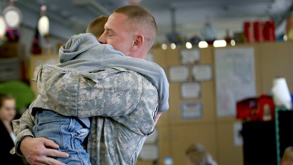 Minneapolis soldier surprises kids