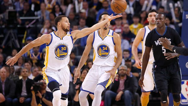 Warriors' Thompson, Curry do long-range number on Wolves