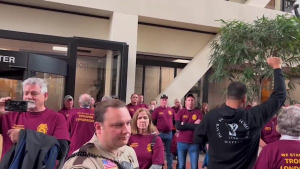 Hundreds of supporters rally at courthouse as Minnesota State trooper appears for murder hearing