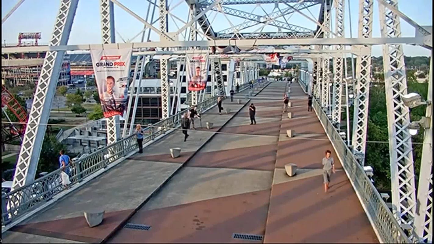 Jon Bon Jovi helps talk woman down from ledge on Nashville bridge