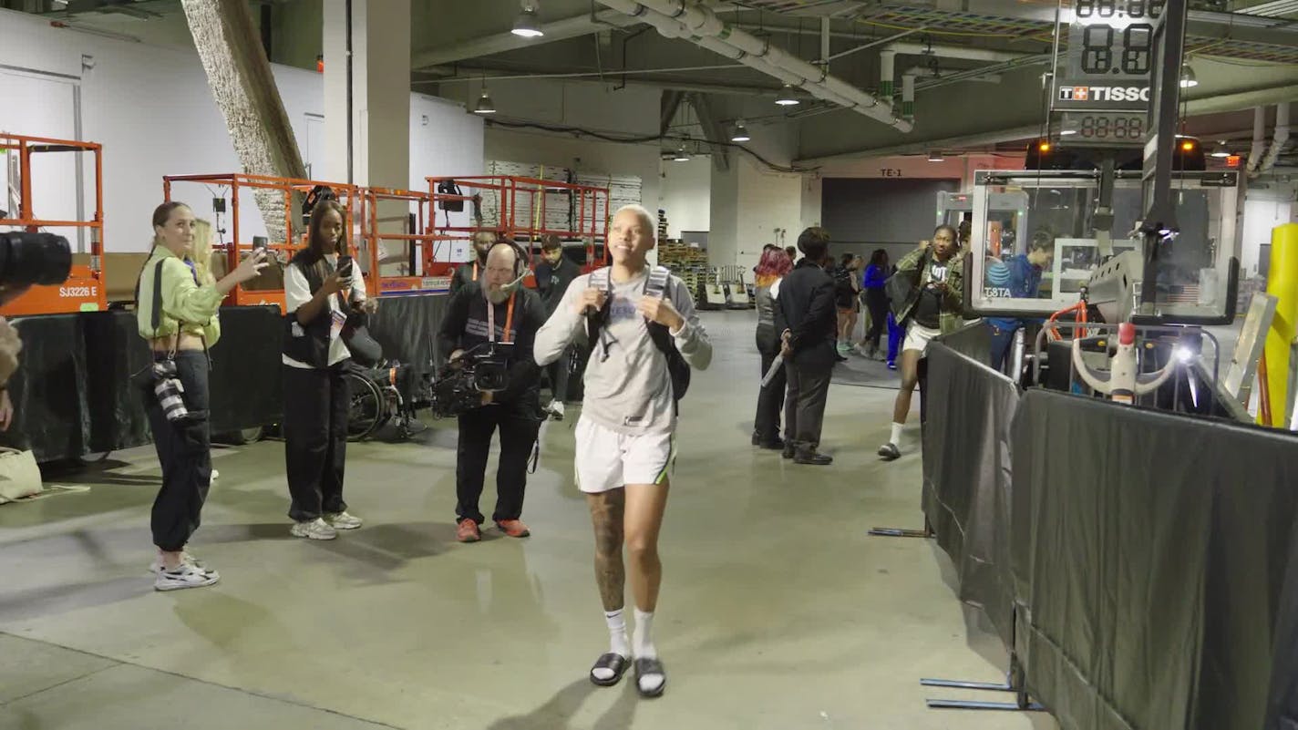 Minnesota Lynx arrive at Barclays Center for Game 5 of the WNBA Finals